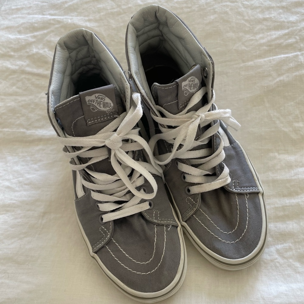 ‼️SOLD‼️ Women’s size 8 or Men’s size 6.5 Gray hightop Vans